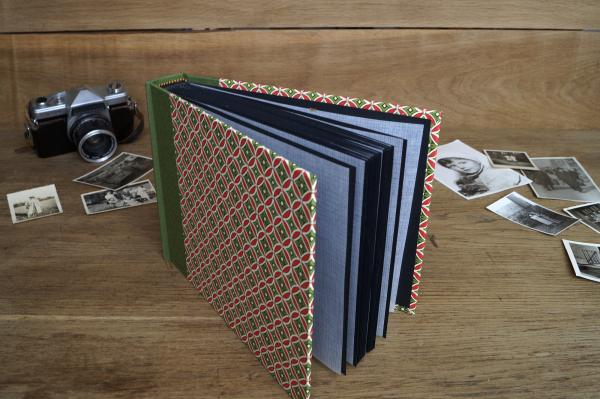 Klassisches Fotoalbum "Sepp", rot grünes Album, geometrisch